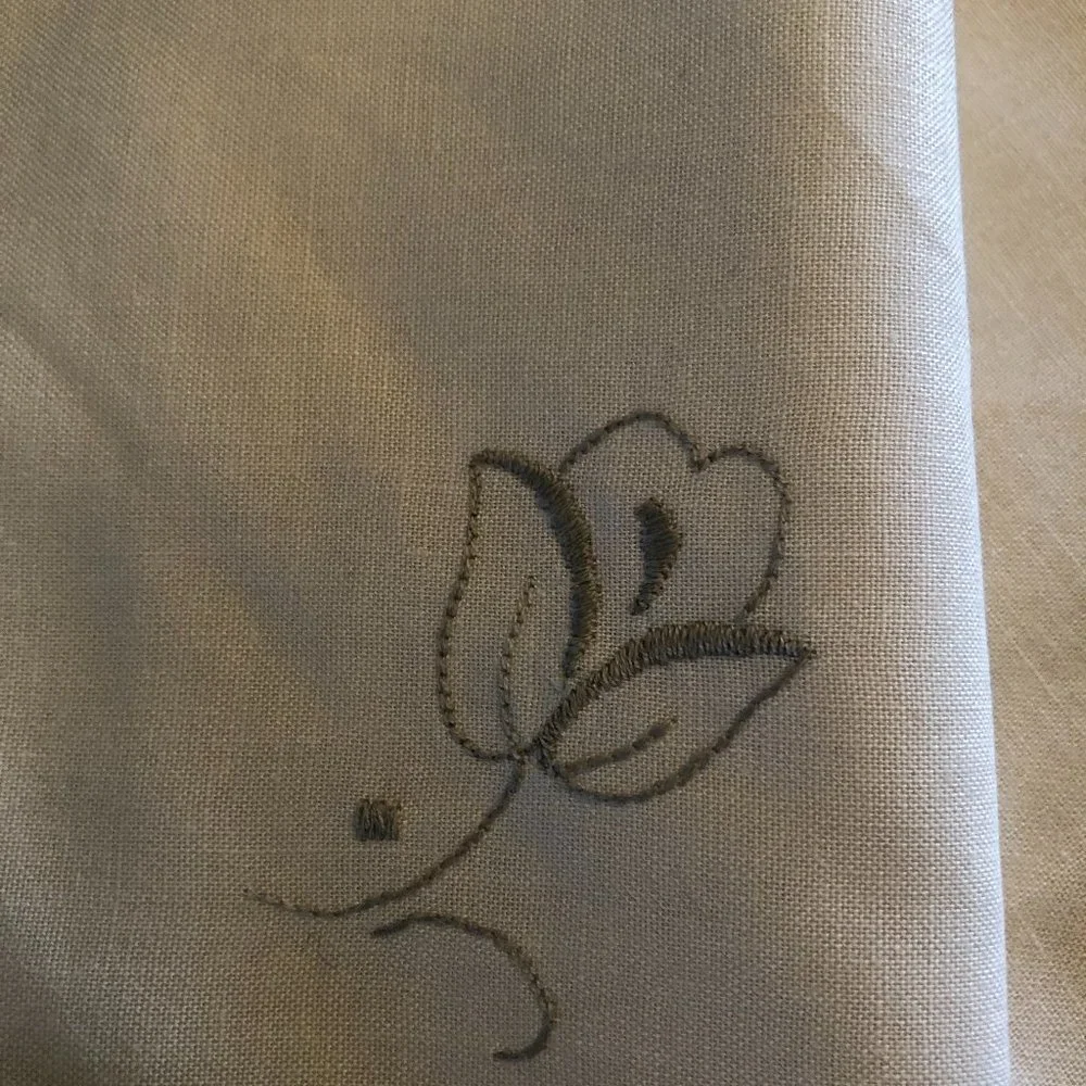 NATURAL MUSLIN W/EMBROIDERED GREY ROSE  3 TABLE NAPKINS 15